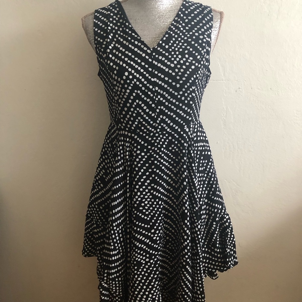 Gracia size medium beautiful design dots all over nice prints no sleeves